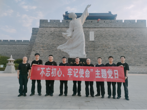 諸城守押大隊黨支部超然臺黨性教育基地開展“不忘初心、牢記使命”現(xiàn)場教學(xué)活動405.png